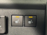 寒い日のドライブを快適にする運転席&助手席シートヒーターが付いてます。その隣にはアクセサリーソケット(12V/120W)も装備されています。
