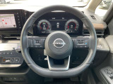 ハンドルには、ステアリングスイッチ付き。プロパイロット機能も付いて長距離ドライブも快適!車両の設定も手元で楽に変更できます。