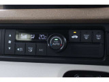 フルオートエアコンを装備。車内の温度設定だけでなく空気清浄や脱臭などの効果を発揮して車内は快適空間♪