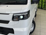 【LEDヘッドライト】悪天候や夜間走行時も良好な視界を確保し安心して運転できる高輝度LEDヘッドライトを装備!点灯速度が早く、消費電力も抑えられています。