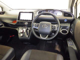 運転席まわりです。 各操作スイッチは使いやすい位置に配置されてます。