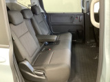 2列目シートは背もたれの角度調節ができるベンチシートになっております。長距離運転になってもゆったりとできるようにアームレストがついてます。