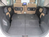お荷物の量や乗車人数に合わせて使えるリヤシートは、ご覧のように倒すことが出来ますので便利です。