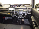 運転席まわりです。 各操作スイッチは使いやすい位置に配置されてます。