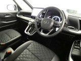 【運転席まわり】・・・ハンドルやシートなども隅々までクリーニング済み。キレイな車内でドライブがより一層快適にお楽しみいただけると思います。