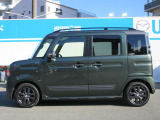 純正アルミで全体的にデザインがまとまっています。車も人も、オシャレはまずは足元からですね。