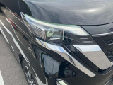 24灯のLEDが対向車や先行車を照射しないように自動でハイビームをコントロールするアダプティブLEDヘッドライト。車速に応じてハイビームの自動配光を維持して、常に視認性の高い状態が維持されます。
