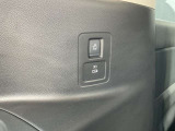3列目左側にはスライドドアを開閉するボタンや、タイプCの充電器が使用可能になっております。