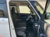 運転席まわりです。実際に座ってみて、乗り心地を体験してみてください。