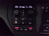 オートエアコンは左右席で独立温度コントロールが可能です。シートヒーター付きで、冷えた車内でもスイッチを押せば数秒で座面と背もたれがあたたかくなります。