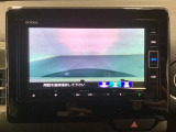 ギヤをR(バック)に入れるとナビの画面に後ろの映像が映るリアカメラ付です。後退時、コンディションが悪い視界でもカラーバックモニターがドライバーをサポートします。