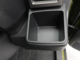 カップホルダーは運転席や助手席からちょうど手の届く位置です!!