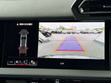 ●リアビューカメラ『入車経路を算出し、ガイドラインと補助線をディスプレイに表示します。同時にバンパーに内蔵のセンサーが障害物を感知し音で注意を促します。後方の死角も安心していただけます。』