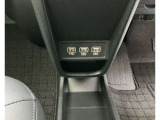 フロントに接続用と充電用USBジャックがあります。