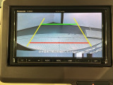 リバースギアに入れるだけで後方の表示へ切り替わります。夜間や雨の日の駐車も楽になりますよ。