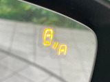 【ブラインドスポットモニタリング】走行中、ドアミラーの死角になりやすい箇所に後続車が接近するとサイドミラー付近に警告を表示、ドライバーに注意喚起をしてくれます。