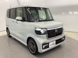 狭い駐車場でも、スライドドアならチャイルドシートへのお子さまの乗降や荷物の積載もスムーズ。