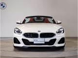 【BMWの伝統-1】BMWの特徴的な&ldquo;キドニーグリル&rdquo;は、80年以上続く伝統の形でございます。変わらないこだわりのデザインが、プレミアムブランド&ldquo;BMW&rdquo;を創り出します。