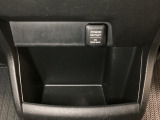アクセサリーソケットはUSBのアダプターなどをつければ、スマホの充電にも使えます。周辺には物が置けるボックスがついています。