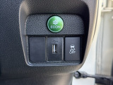 燃費を抑えるECON、横滑りを防ぐVSA等のスイッチ類は、運転席の右側、手の届きやすい位置にあります。