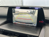 こちらのバックカメラは画面にラインが表示されておりますので、バック時のクルマの進行方向の目安になります。より高いレベルで車庫入れをサポートする、便利な機能ですね。