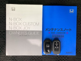 スマートキーは鍵をバッグに入れたままでもドアロックの開閉やエンジンのON・OFFができます。夜間や雨の日も鍵を探さなくて良いので便利です。
