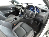 高級感のある美しいインテリアデザインの運転席です。