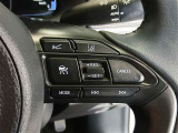 ステアリングには運転中でも簡単に操作できる各種スイッチついてます