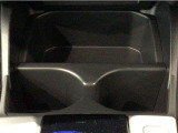 運転席と助手席の間にはドリンクホルダーが付いています。ちょうど手の届く所にありますので、とっても便利です♪