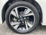 純正のアルミホイールです!お車に合ったデザインのホイールになっています!