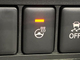 【ステアリングヒーター】冬場に冷たくなりやすい革巻きステアリングを、スイッチ一つで素早く適温に!エアコンよりも早く温まってくれるので、寒い日の運転も快適になりますね♪