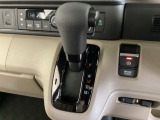 CVT車のセレクトレバーです。低速から高速まで、変速ショックのないスムーズな走りを実現するとともに、エンジン効率のよい領域を維持することで燃費にも貢献します。