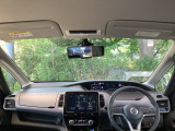 フロントガラスが大きく、ワイドな視界で運転もしやすくなるように設定されています。