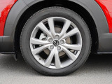 18インチ純正アルミホイールを装備。タイヤサイズは215/55R18となります。