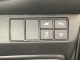 ハンドルの右側にHondaセンシング用のVSA解除スイッチとパワーテールゲートスイッチがついています。パワーテールゲートスイッチは車内からでもテールゲートの開け閉めを電動でできます。