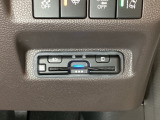 ハンドルの右下にETCがついています。高速道路の料金所の通過も楽々です!。 カードの取り出しもしやすい場所についています。