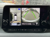 車両を上から見ているようなアラウンドビューモニターの映像をナビゲーション画面に映し出してくれるので、小さなお子様や障害物を確認できます。運転のしやすさはもちろん、事故防止にも役立ちます!