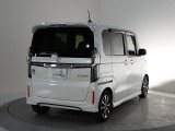 プライバシーガラスが装備されています。外を見るときには気にならずに、後方車両からは車内が見えにくい設計です、周りを気にせず、快適に運転できますよ。