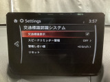 フォワードセンシングカメラで認識した交通標識をディスプレイに表示し、交通標識の見落とし防止を図り、安全運転を支援します。