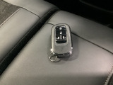 スマートキーは荷物を持っている時でも、キーを取り出さずドアの施錠・開錠ができます。