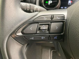 運転中、オーディオの操作をしてて、ハッとしたことはありませんか?ステアリングスイッチは、運転中でもハンドルでオーディオの操作が可能です。安全なドライブをサポートします。