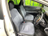 運転席まわりには十分なスペースがあり、大柄な方でもゆったり運転していただける環境です。