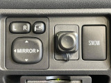 【電動格納ミラー】サイドミラーは電動格納式となっており、狭い駐車場でもキズがつくリスクを抑えられます。