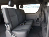 後席にもヘッドレストが備えられており、寛ぎの空間が確保されています!万が一の時はAC100V/100Wコンセントが役に立ちます!