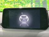 【マツダコネクトナビ】車内の雰囲気にマッチした一体型タイプのナビ。各種車輌設定やBluetooth再生等、様々な機能が楽しめます。直感的なダイヤル操作が可能で、使い勝手も良好です。