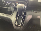 インパネシフトを採用しているので、前席の足元も広々としています。運転席と助手席の行き来もスムーズです!