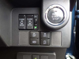プッシュスタートボタンの画像です。スマートキーを携帯さえしていれば、キーを探さなくてもお車の始動が出来て便利です!