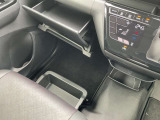 グローブボックス以外にも収納が有ります