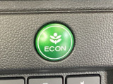 ECON モードをON にするとアクセルペダルの動きに対するエンジンの反応とエアコンの制御を切り換えることで、燃費のいい運転をするドライバーがペダルを踏んだ時と同じようにエンジンを制御します。