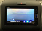 ギヤをR(バック)に入れるとナビの画面に後ろの映像が映るリアカメラ付です。後退時、コンディションが悪い視界でもカラーバックモニターがドライバーをサポートします。
